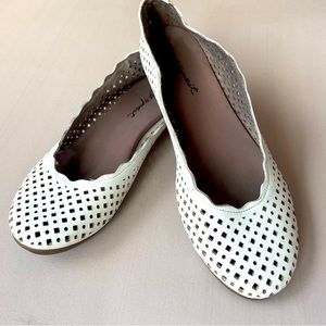 Easy Spirit Flat Shoes - size 6 US